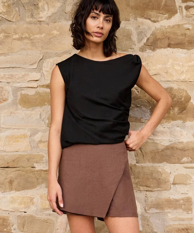 Sleeveless top w/twist shoulder